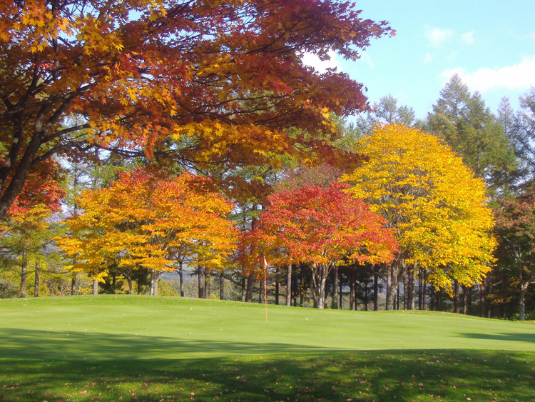 秋のゴルフ特集 最新ウェア 紅葉が美しいゴルフ場10選